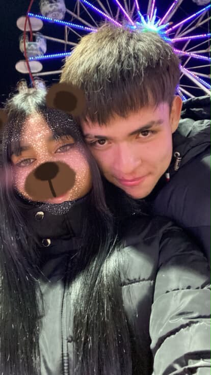 Javier y Karol juntos frente a una rueda de la fortuna